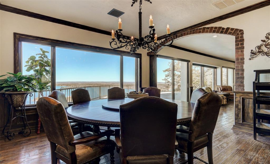 Enjoy your family and friends, dining with these incredible lake views!