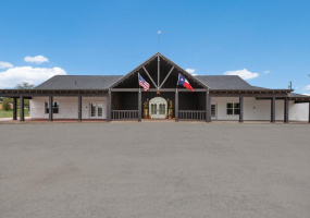 TEXAS CHIC BUILDING WITH EXTENSIVE ROAD FRONTAGE
