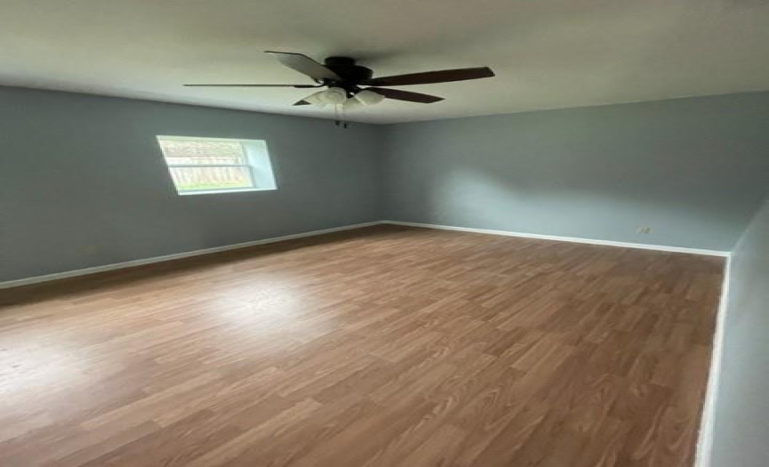 SECONDARY BEDROOM LOOKS GREAT WITH THE NEW LAMINATE FLOORING AND FLOOR MOLDING.
