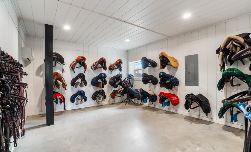 HV/AC tack room with saddle and bridle racks
