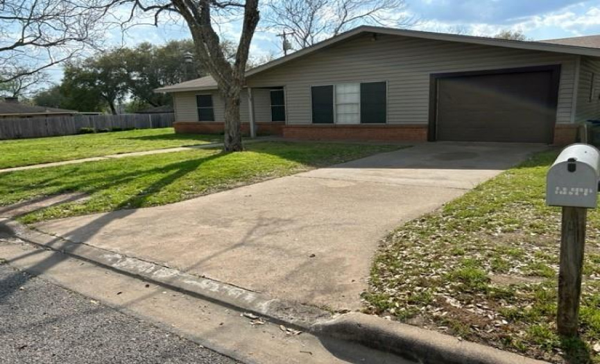722 Peck ST, Shiner, Texas 77984, 3 Bedrooms Bedrooms, ,2 BathroomsBathrooms,Residential,For Sale,Peck,ACT7539251