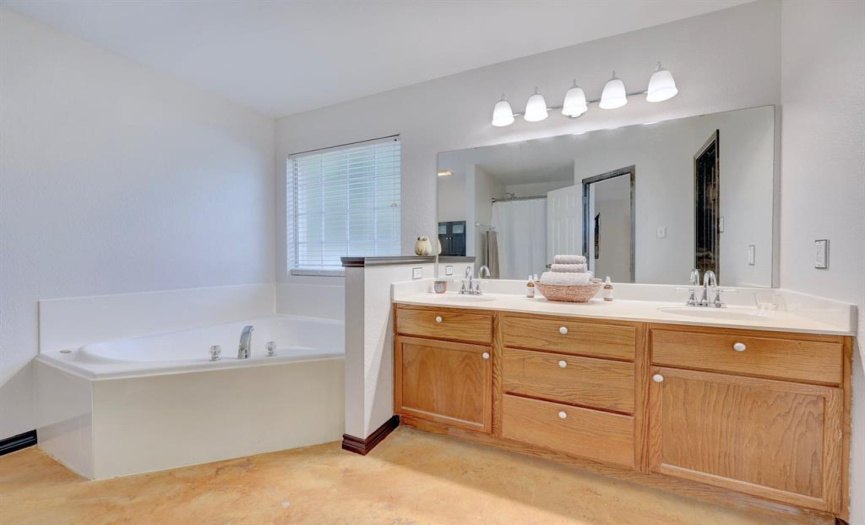Relax and rejuvenate in the luxurious en-suite bathroom, complete with a spa-like soaking tub, a separate shower, and dual vanity. Don't forget the fabulous walk-in closet!
