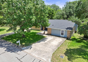 Spacious 1 story home + guest house on over 1/4 acre lot in Round Rock West.
