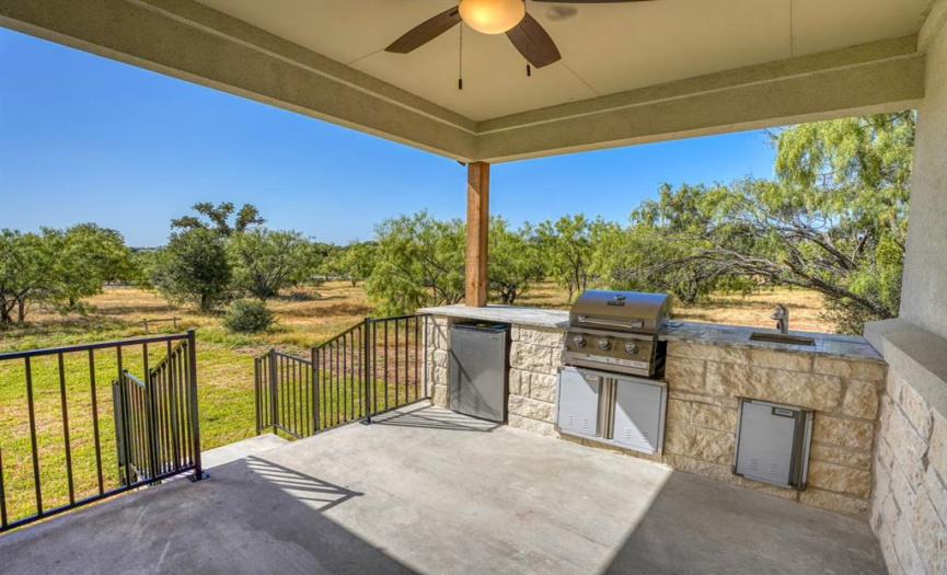 Outdoor Kitchen with Grill and Fridge
