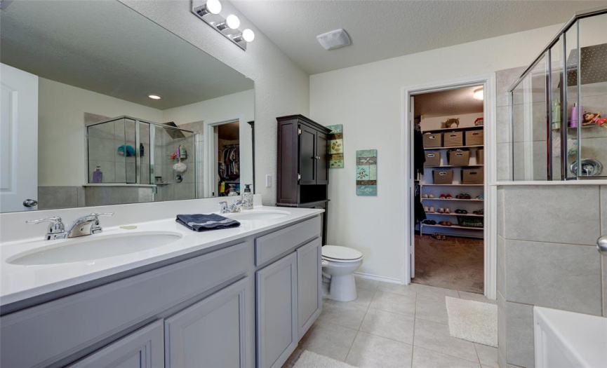 Spa like primary bath offers dual vanities. 608 Reinhardt Blvd, Georgetown TX 78626. MLS #1500692.