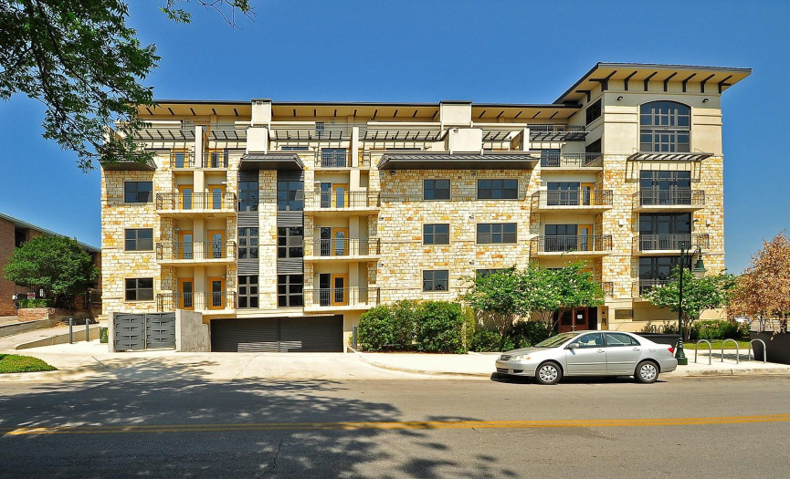 Welcome to the prestigious Judge's Hill neighborhood, where luxury living meets convenience. This condo unit is ideally situated near Downtown, UT, and a plethora of restaurants, offering you the best of city living at your fingertips.