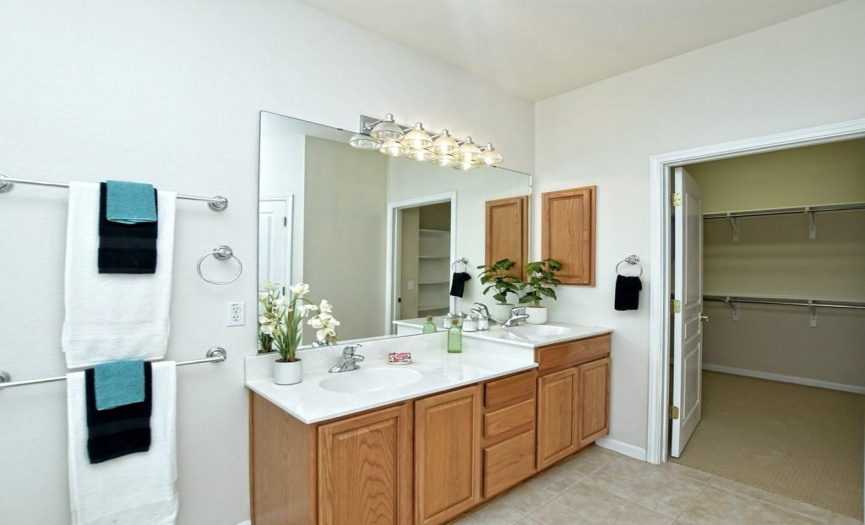 Dual vanities with primary closet to the right