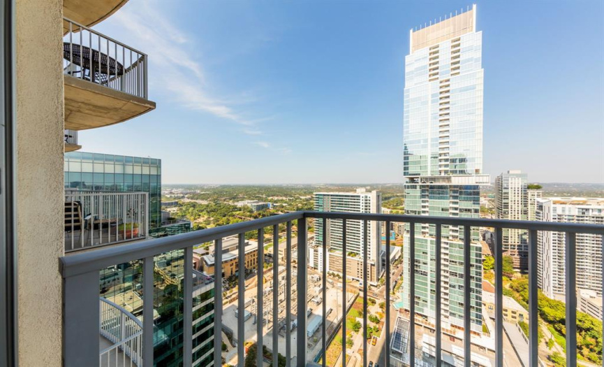 This west-facing unit is great for catching a beautiful Austin sunset.
