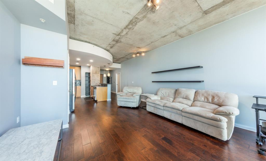 This unit boasts an open floorplan with high ceilings.