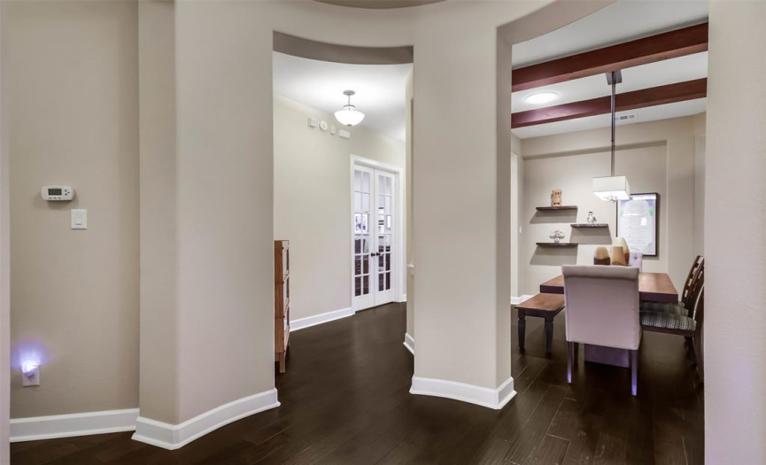 Gorgeous warm wood flooring welcomes you into the common areas, where high ceilings and soothing neutral tones create an atmosphere of coziness and relaxation