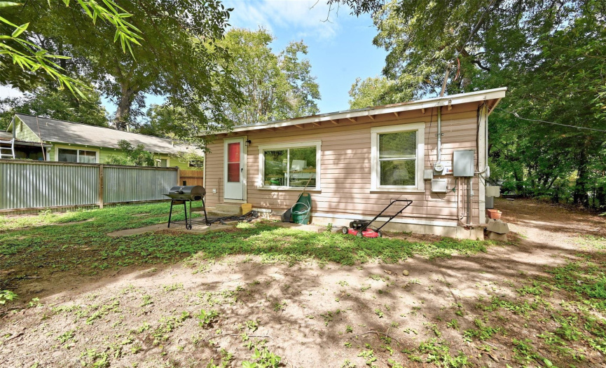 1607 Holly ST, Austin, Texas 78702, 2 Bedrooms Bedrooms, ,1 BathroomBathrooms,Residential,For Sale,Holly,ACT5174271