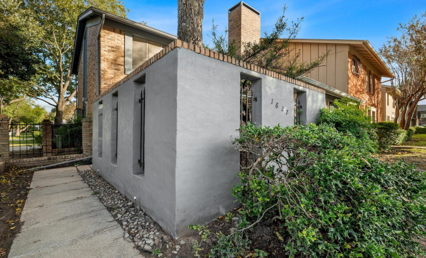Situated adjacent to the community clubhouse, this end-unit beauty is surrounded by soaring mature shade trees with one in the front courtyard and another in the fenced-in patio area.