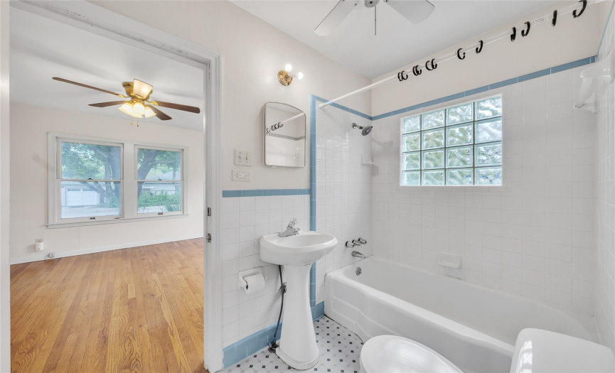 5202 Guadalupe ST, Austin, Texas 78751, 2 Bedrooms Bedrooms, ,1 BathroomBathrooms,Residential,For Sale,Guadalupe,ACT9114930