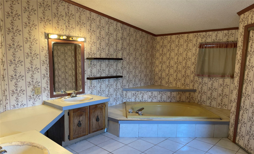 Primary bath with 2 vanity sinks and garden tub
