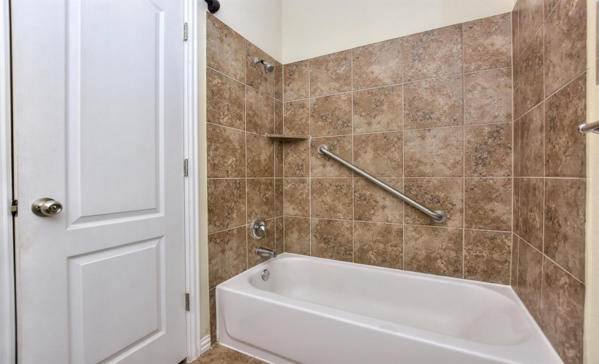 Shower/tub in the guest bathroom 