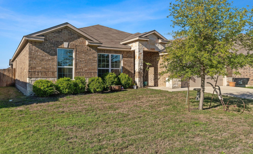 This beautiful home is nestled in the charming community of Bunton Creek, just a short 30-minute drive from the vibrant heart of Austin.