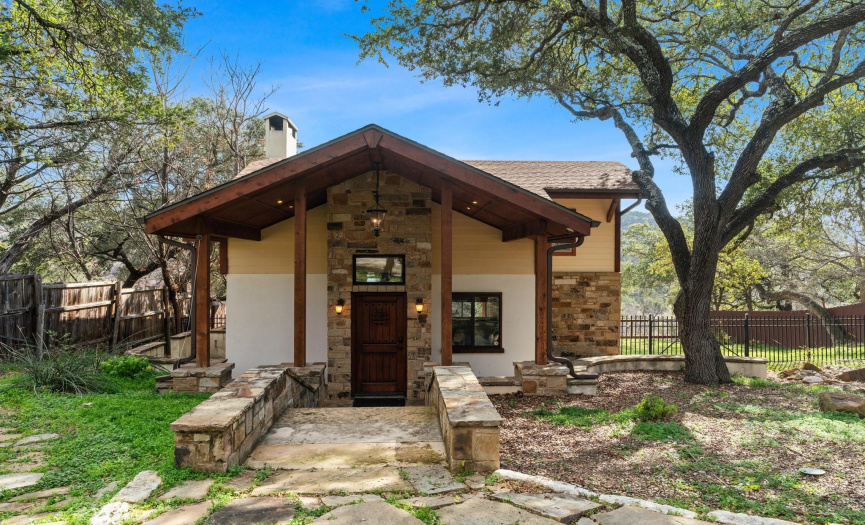 Charming Lakefront home in Texas Hill Country. 