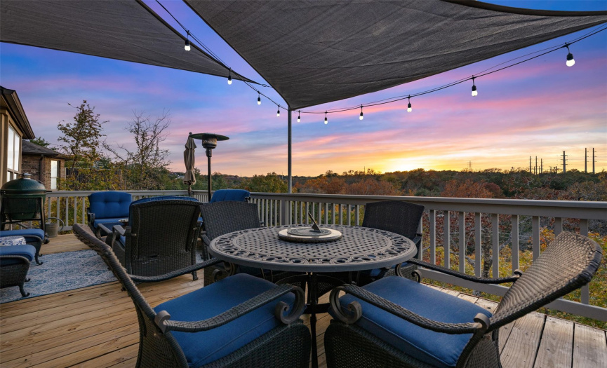 Large deck with remote controlled screen plus built-in outdoor kitchen. Fabulous place to spend your evenings.