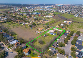 This one of a kind, 2-acre property is the perfect blend for allowing you to run your business while enjoying the comforts of your own property! Easy access to I-35 and Hwy 79!