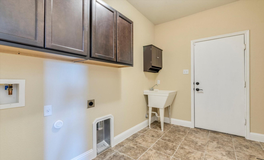 Ample space in the laundry room