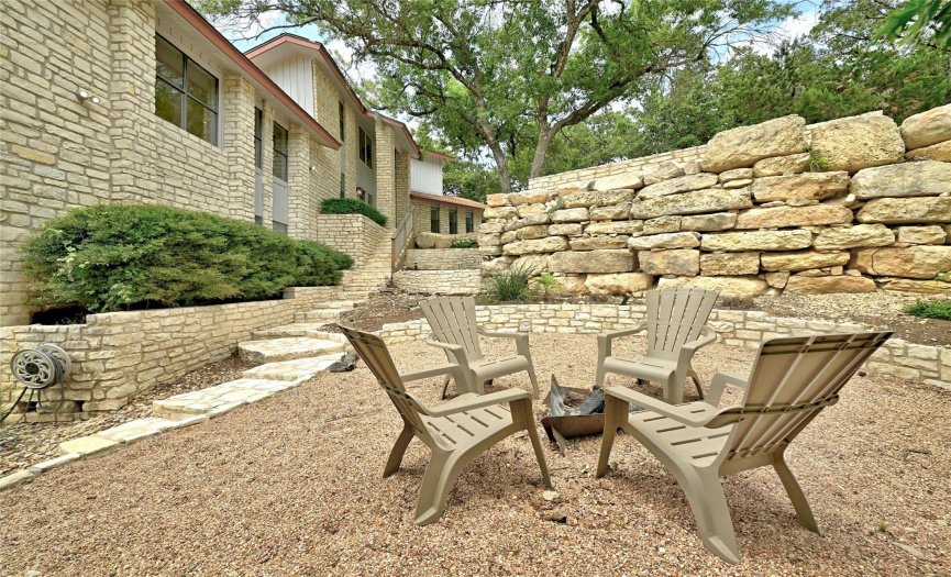 Firepit nestled in nature. Located less than 3 miles from HEB and a variety of shops and restaurants.