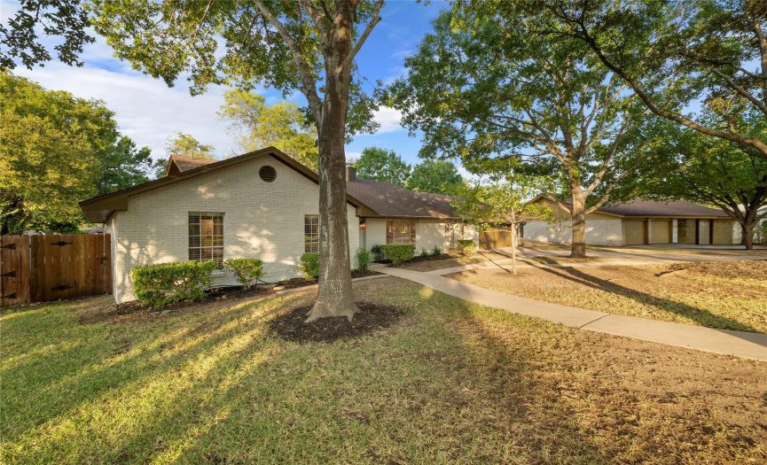 Located in the highly sought after Onion Creek neighborhood located just minutes away from tons of shopping, restaurants, entertainment, and major employers with easy access to I-35!