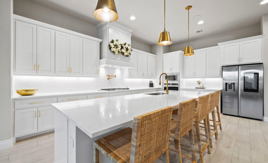Equipped with top-of-the-line appliances, it offers both beauty and functionality. This kitchen features high-end finishes, soft-closing cabinetry, and under-cabinet lighting for a truly luxurious cooking experience.