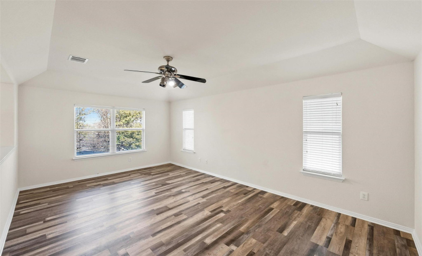 Upstairs, discover a versatile game room, perfect for leisure and entertainment.