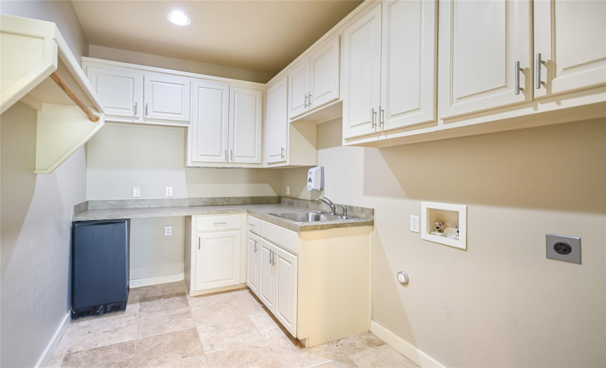 NICE Utility Room ... lots of storage, a laundry sink & under-counter space for a Beverage 'Fridge or Wine Cooler.