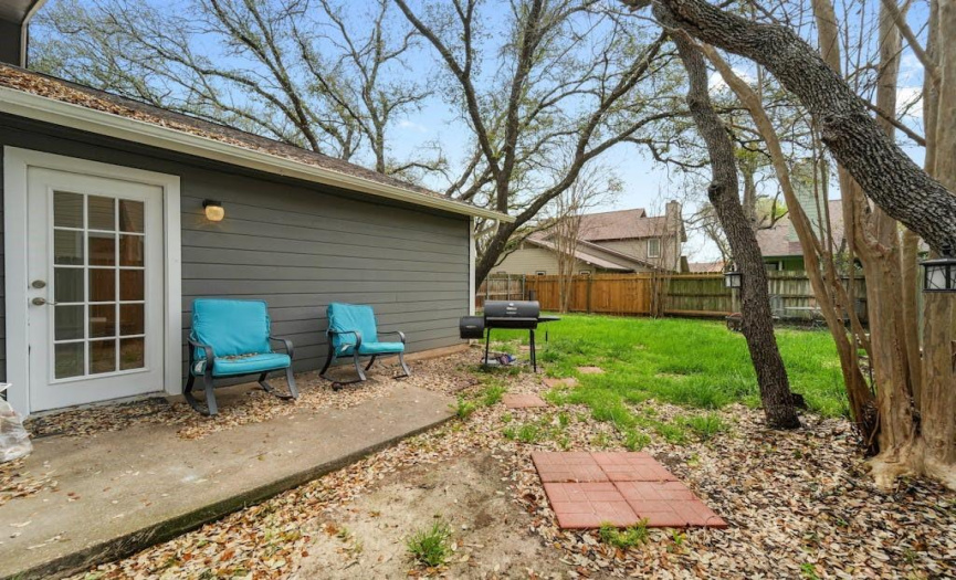 Large private fenced backyard perfect for pets, barbecues, parties or children.