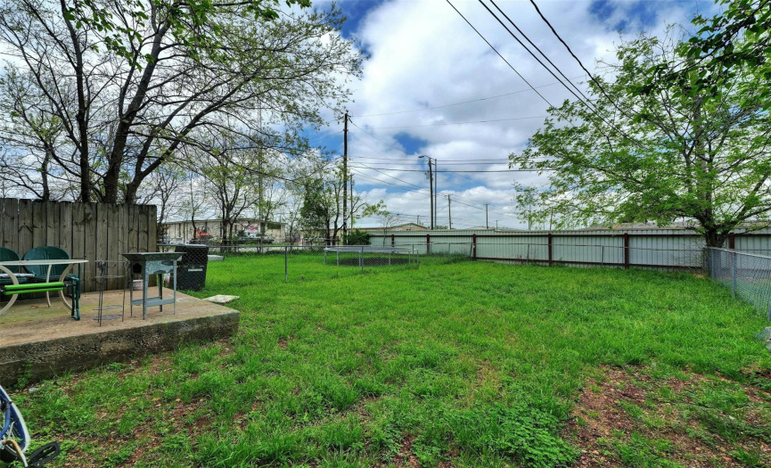 Unit 924 also offers a cement slab patio with privacy fencing and a sizable fenced-in backyard.