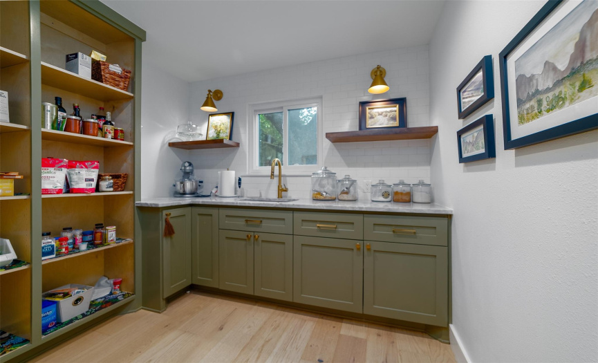 Look at this Butlers Pantry! What an incredible space! 