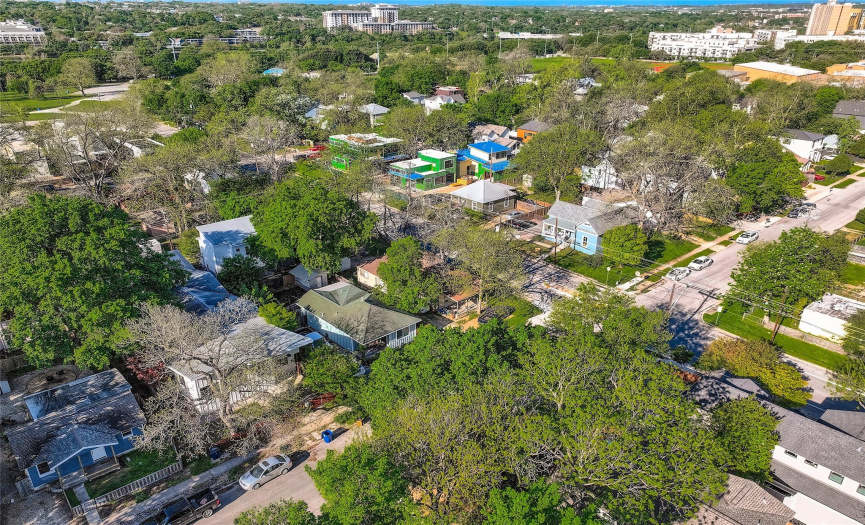 This incredible location offers walkability to an insatiable variety of Austin’s best eateries, boutique shops, cafes, and popular entertainment spots in the nearby E Cesar Chavez & East 6th St entertainment districts. 