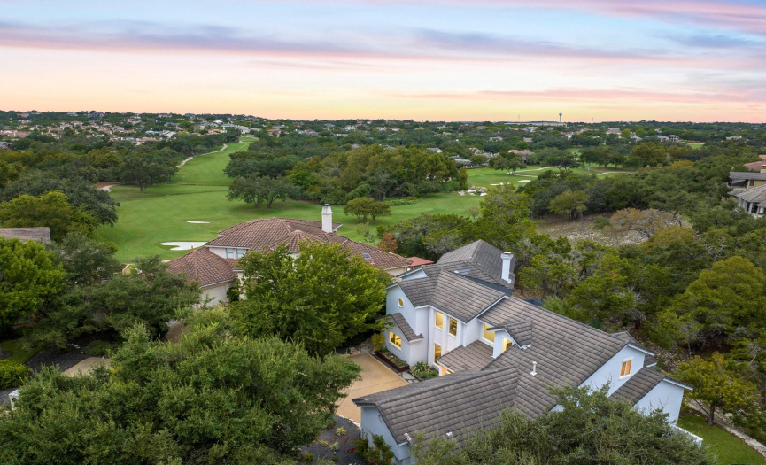 Just a stones throw from The Hills golf course, designed by Jack Nicklaus. 
