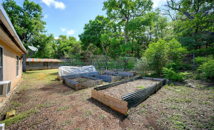 Community garden/raised beds + rainwater