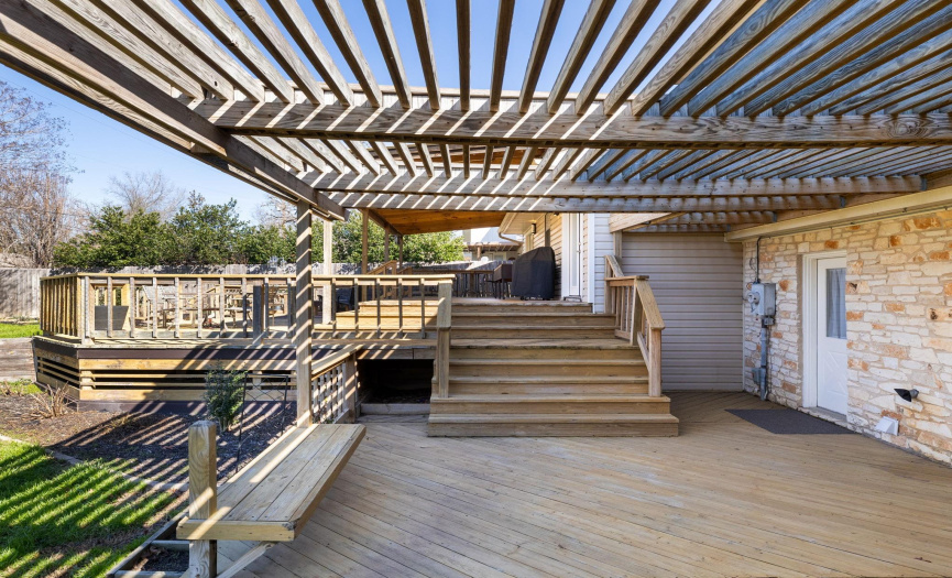 Lower deck with pergola