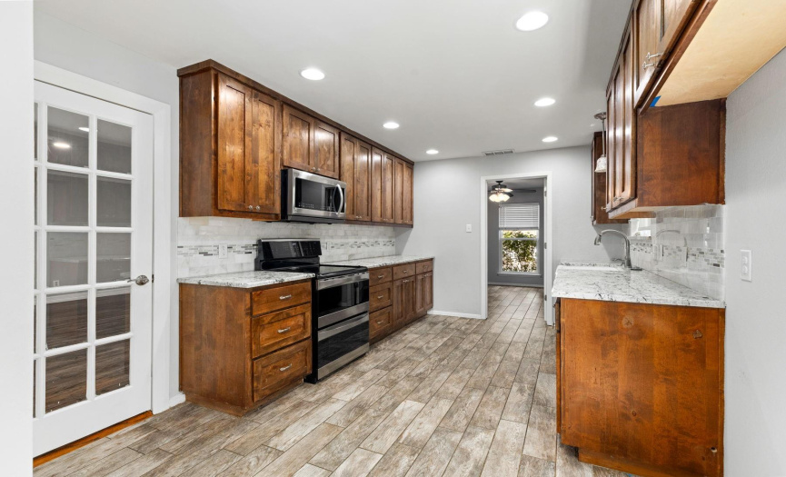 Strategically positioned with access to the family room, this kitchen not only maximizes space but also facilitates easy interaction and flow between areas, enhancing the home’s open feel and making it perfect for entertaining.