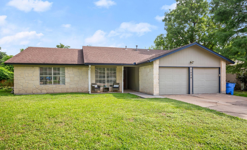 Great home located near Pflugerville Elementary, within walking distance to the hike and bike trail system, and easier access to major roadways