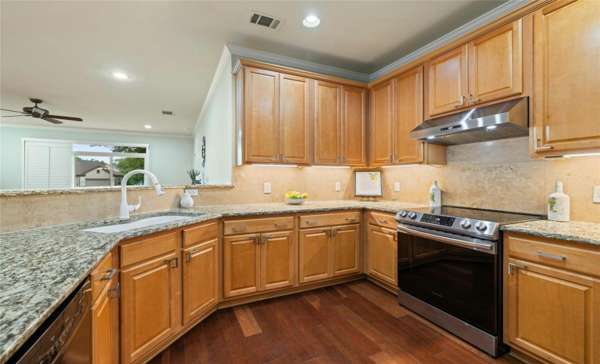 Wonderful kitchen with granite counters & stainless appliances