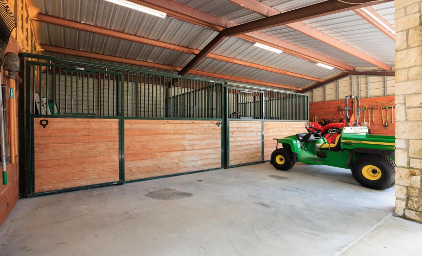 Immaculate and spacious 2-stall barn, tack and workshop