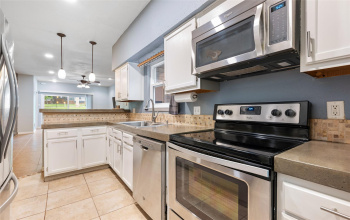Well appointed kitchen - all appliances will convey 