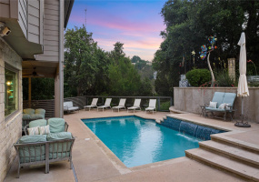 It's HOT in Austin, but not here at your entertainer's utopia. Plentiful outdoor furnishings and greenbelt views convey.